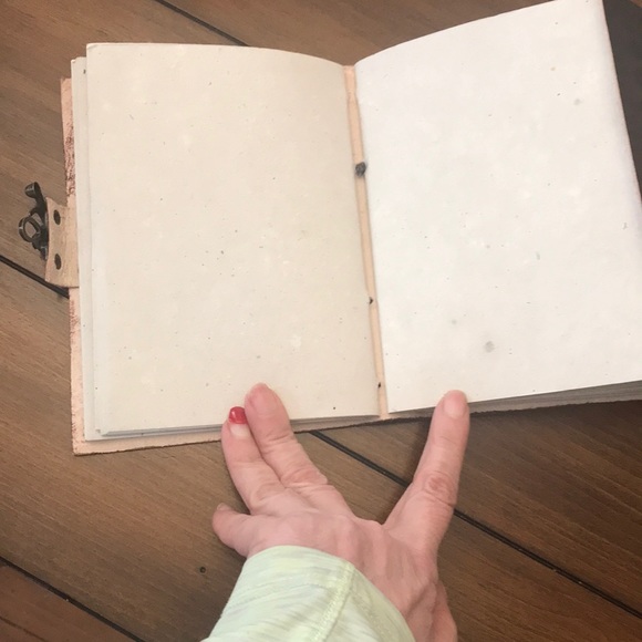 Leather journal with side lock - Picture 6 of 7